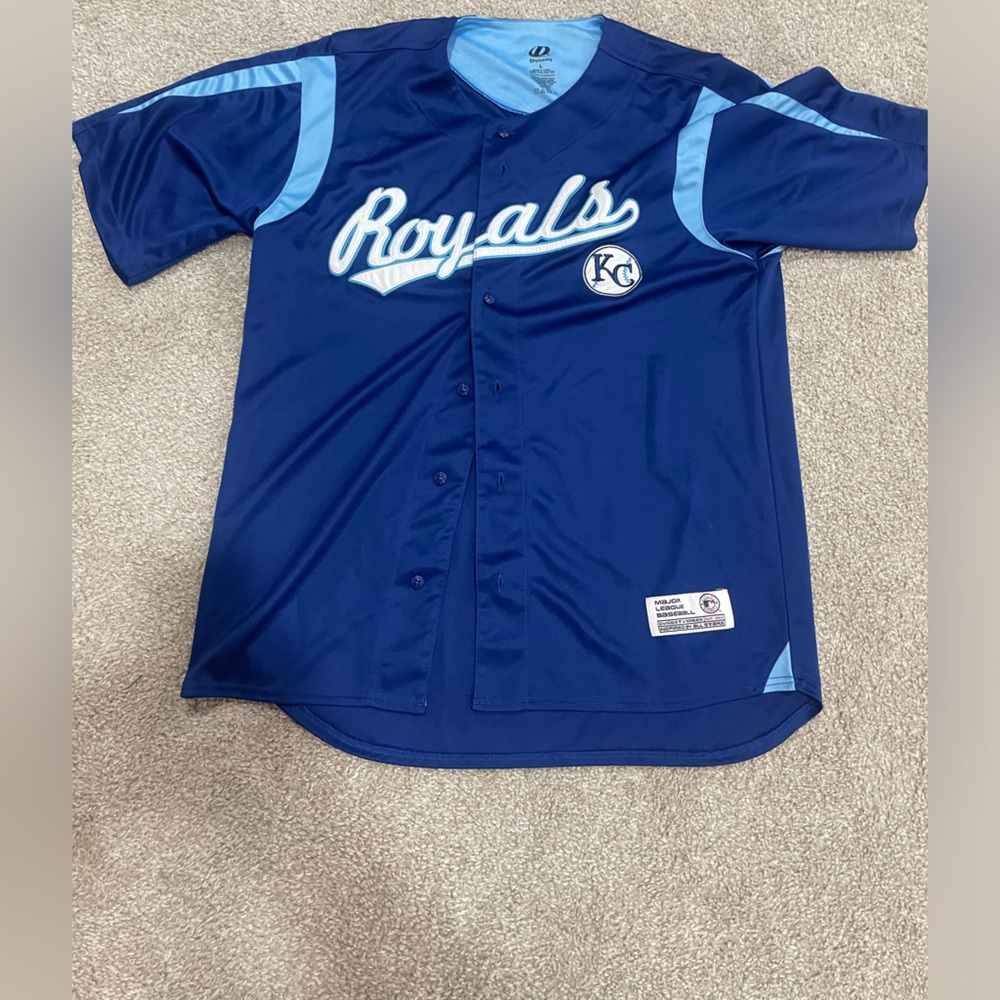 Men’s Large Kansas City Royals baseball jersey.